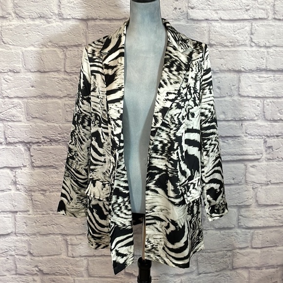 Missguided oversized abstract satin zebra print blazer - Picture 5 of 10